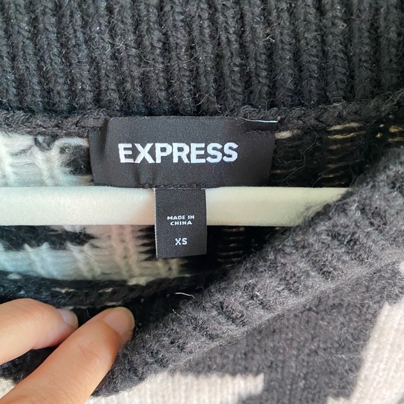 Express Cozy Houndstooth Dolman Sleeve Sweater - Picture 4 of 7